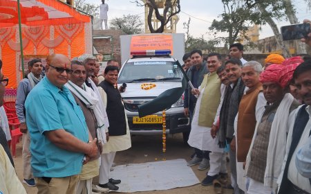 मोबाइल पशु चिकित्सा वैन को हरी झंडी दिखाकर विधायक रमेश खींची ने किया रवाना, असहाय पशु व पशुपालको मिलेगा लाभ