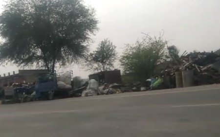 चोरी का सामन खरीदने वाले को छोड़ा ? कबाडी से चोरी के टायर सहित अन्य सामान बरामद कर ले गई पुलिस