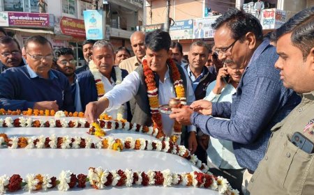 पशुओ के उपचार के लिए मोबाइल वेन को पूर्व विधायक रामलाल शर्मा ने किया रवाना