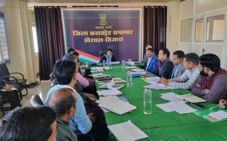 राजस्व विभाग के अधिकारियों की मासिक बैठक का हुआ आयोजन