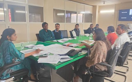 जिला कलक्टर ने ली भिवाड़ी अधिकारियों की बैठक