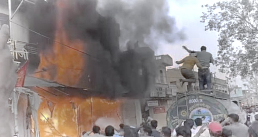 मेहंदीपुर बालाजी में दुकानों में लगी आग टैंकरो से बुझाई आग लाखों रुपए का नुकसान 