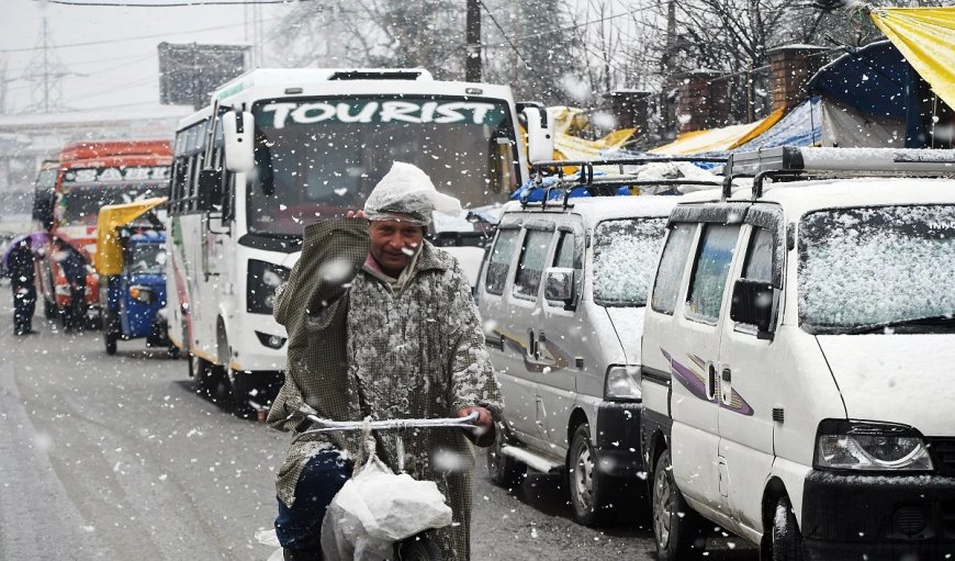 श्रीनगर में हुई मौसम की दूसरी बर्फबारी, हिमाचल प्रदेश में यातायात बाधित