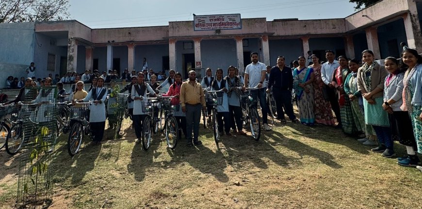 माणक लोढ़ा में साइकिल पाकर खिल उठे 76 छात्राओं के चेहरे