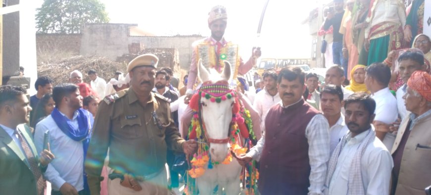 भीम आर्मी व पुलिस प्रशासन की निगरानी में आजादी के 77 साल बाद  घोड़ी पर बैठा दलित समाज का दूल्हा