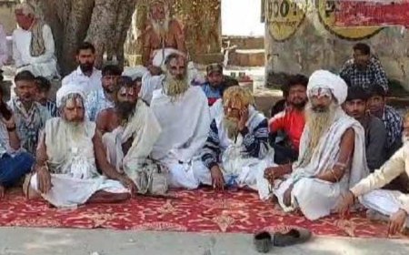 मूर्तियों को खंडित करने का मामला :साधू संतो ने पुलिस थाना के सामने किया प्रदर्शन