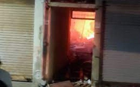 एलपीजी सिलेंडर में ब्लास्ट से  पटाखों ने पकड़ी आग,चार घायल-मकान मालिक बेचता था पटाखे