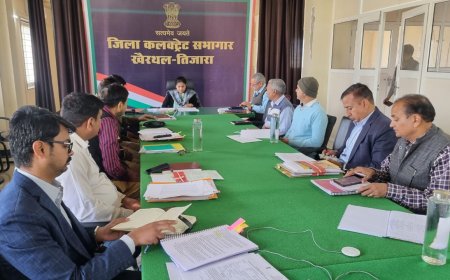 सभी स्कूलों में बिजली व पानी की उपलब्धता करें सुनिश्चित- जिला कलक्टर