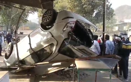 कार दुर्घटना में एक महिला की मृत्यु,चार घायल