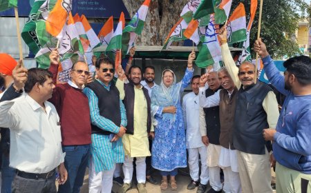 मोदी सरकार और एसबीआई की साठ गांठ के खिलाफ किया कांग्रेसियों ने विरोध प्रदर्शन