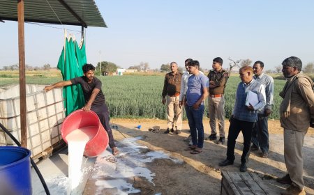 रामगढ़ पुलिस और रसद विभाग ने संयुक्त कार्यवाही: दो ड्रम मिलावटी दूध नष्ट करा पनीर व क्रीम के सैम्पल भरे