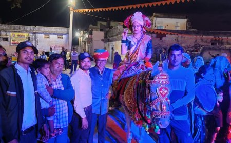 उदयपुरवाटी में लाडो की घोड़ी पर बैठाकर निकली बंदोरी