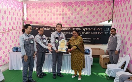 सड़क सुरक्षा अभियान बाइक चालको को  हेलमेट देकर बताएं सड़क सुरक्षा के नियम