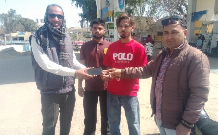 पत्रकारों ने दिया ईमानदारी का परिचय, रास्ते में मिला लाखों रुपए का मोबाइल मालिक को लौटाया वापिस