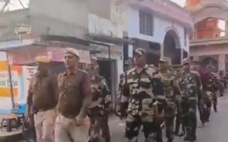 लोकसभा चुनावो के मद्देनजर  रैणी के माचाड़ी, पिनान कस्बे में पुलिस व बीएसएफ के जवानों ने निकाला फ्लैग मार्च