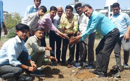 राजेन्द्र मार्ग विद्यालय में फलों के पौधों का वृक्षारोपण