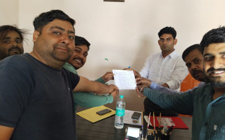 जालूकी रोड स्थित बजरंग कॉलोनी निवासियों ने पक्के रोड निर्माण की मांग को लेकर नगर पालिका अधिशासी अधिकारी को सौंपा ज्ञापन