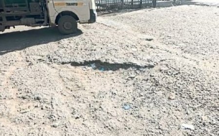 रेलवे फाटक पर सड़क में गड्ढे,आए दिन होते हो रहे हादसे, जिम्मेदार मौन