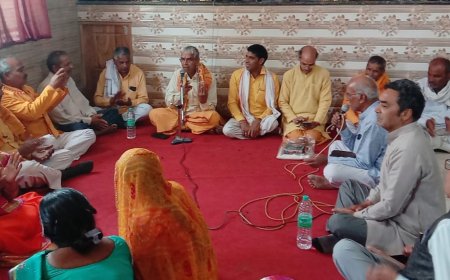 सकट के रामेश्वर धाम वीर हनुमान मंदिर में फागोत्सव में महिलाओं ने खेली फूलों की होली भजनों पर किया नृत्य