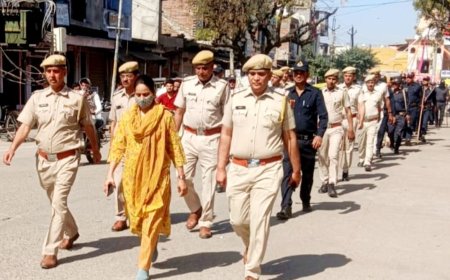पुलिस और एसटीएफ के जवानों निकाला फ्लैग मार्च ,भय मुक्त होकर मतदान करने का दिया संदेश