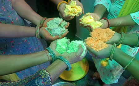 समूह की महिलाओं ने किया गुलाल बनाना प्रारंभ