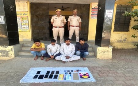 पुलिस ने साइबर ठगी क़े चार ठगो को पकड़ 8 मोबाइल मय फर्जी सिम, एक टेबलेट, 5  एटीएम कार्ड सहित सामग्री जप्त की