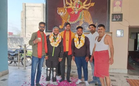 भीलवाड़ा के दो युवाओं ने मोटरसाइकिल पर 48 दिनों में 12 ज्योतिर्लिंगों के दर्शन कर भीलवाड़ा लौटने पर परिजनों के साथ मित्रों ने किया स्वागत