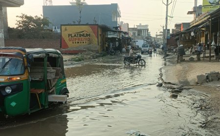 त्यौहारी सीजन मे व्यापारियो के गले का निवाला निगल रहा सड़क पर भरा गंदा पानी