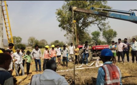 सड़क किनारे खुले कुऐ मे मिली पुरानी मोटरसाइकिल टायर व अन्य कीमती सामान