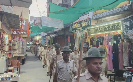 पुलिस ने फ्लैग मार्च निकाल दिया संदेश, आमजन को शांतिपूर्ण ढंग से पर्व को मनाने की अपील