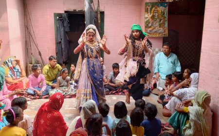 पवित्र मनन दीप द्वारा सत्संग में खेली गई फूल, चंदन और हल्दी से होली