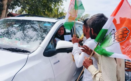 पाली नेशनल हाईवे 325 पर तखतगढ नगर कांगेस कमेटी के पूर्व पदाधिकारियो ने किया पूर्व मुख्यमंत्री गहलोत का माला पहनाकर स्वागत