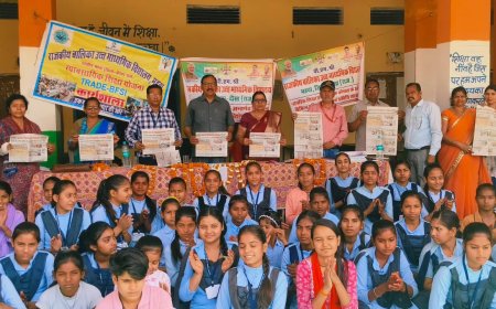 पीएम श्री राजकीय बालिका उच्च माध्यमिक विद्यालय महुवा मे बालिकाओं को करियर जागरूकता हेतु वार्ताकारो द्वारा किया जागरूक