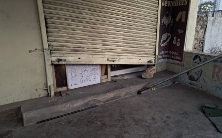 ज्वेलेरी की दुकान पर चौथी बार चोरी नाकाम:   लोहे की रोड से ताला व शटर तोड़ा, राहगीरों को देख भागे चोर