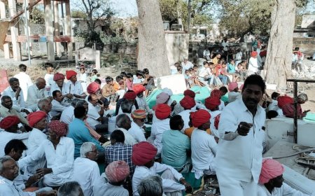 दूदेश्वर महादेव के प्रांगण में हुई डांडिया गेर, स्वांगधरे युवाओं ने किया नृत्य