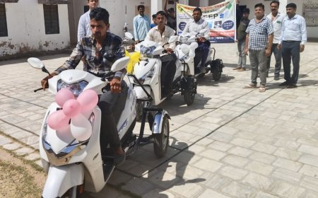 दिव्यांग मतदाताओं ने निकाली जागरूकता रैली