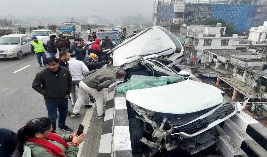 दिल्ली में बदरपुर फ्लाईओवर पर ट्रक से टकरायी कार, तीन व्यक्तियों की मौत