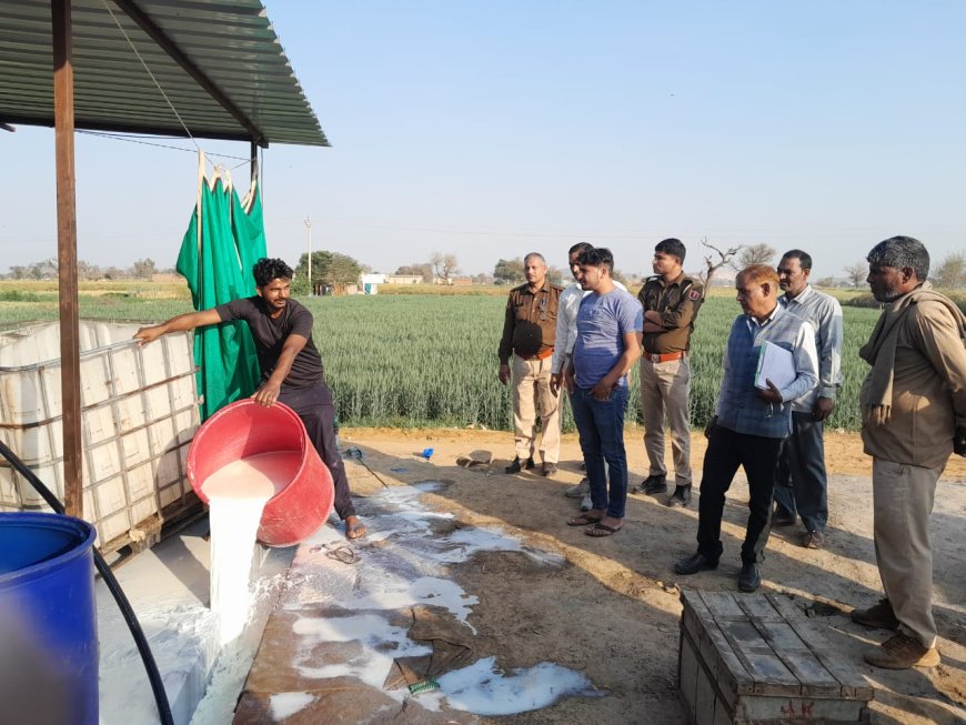 रामगढ़ पुलिस और रसद विभाग ने संयुक्त कार्यवाही: दो ड्रम मिलावटी दूध नष्ट करा पनीर व क्रीम के सैम्पल भरे
