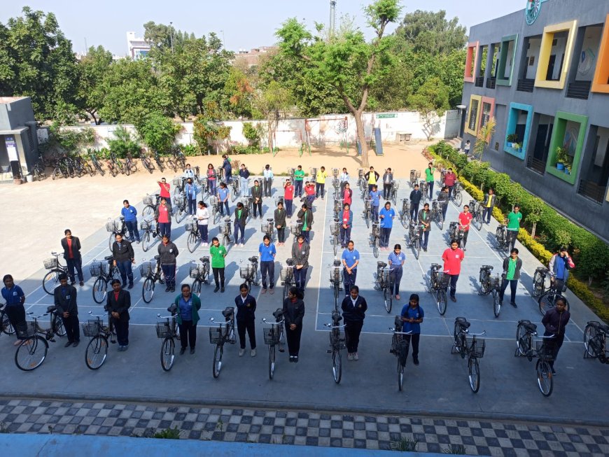विद्याधर नगर स्थित महात्मा गांधी राजकीय  (अंग्रेजी माध्यम)  विद्यालय में छात्राओं को निशुल्क साइकिलें की वितरण