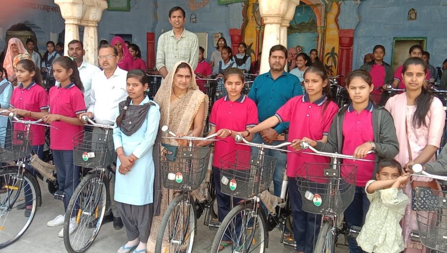 राजपुर बड़ा में कक्षा 9 की 93 छात्राओं को निशुल्क साईकिलें की गई वितरित