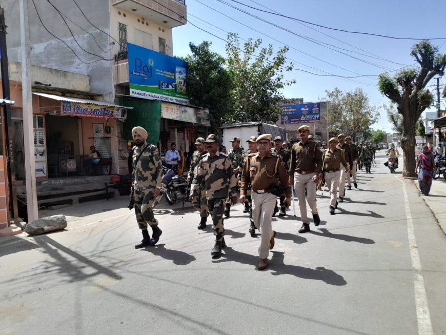 तखतगढ़  में पुलिस व सेना के जवानों ने निकाला फ्लैग मार्च