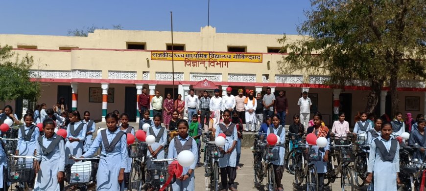 2 साल बाद साइकिल देख बालिकाओं के चेहरे पर उठी मुस्कान, सरकारी विद्यालय में अध्यनरत बालिकाओं को मिला लाभ