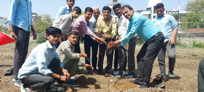 राजेन्द्र मार्ग विद्यालय में फलों के पौधों का वृक्षारोपण