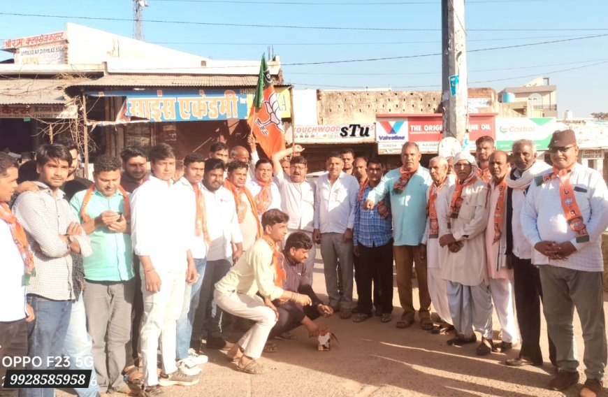 अहिंसा सर्किल पर भाजपा कार्यकर्ताओं ने  आतिशबाजी कर मिठाई की वितरित