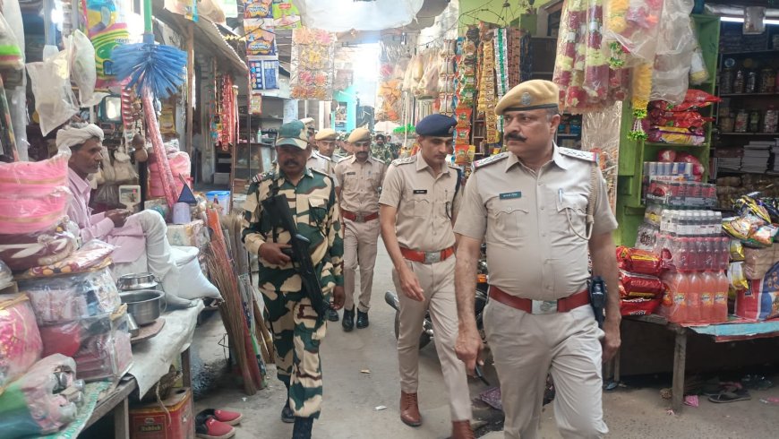 थाना पुलिस और बीएसएफ के जवानों ने डीएसपी औमप्रकाश और थाना अधिकारी सवाई सिंह के नेतृत्व में किया  फ्लैगमार्च