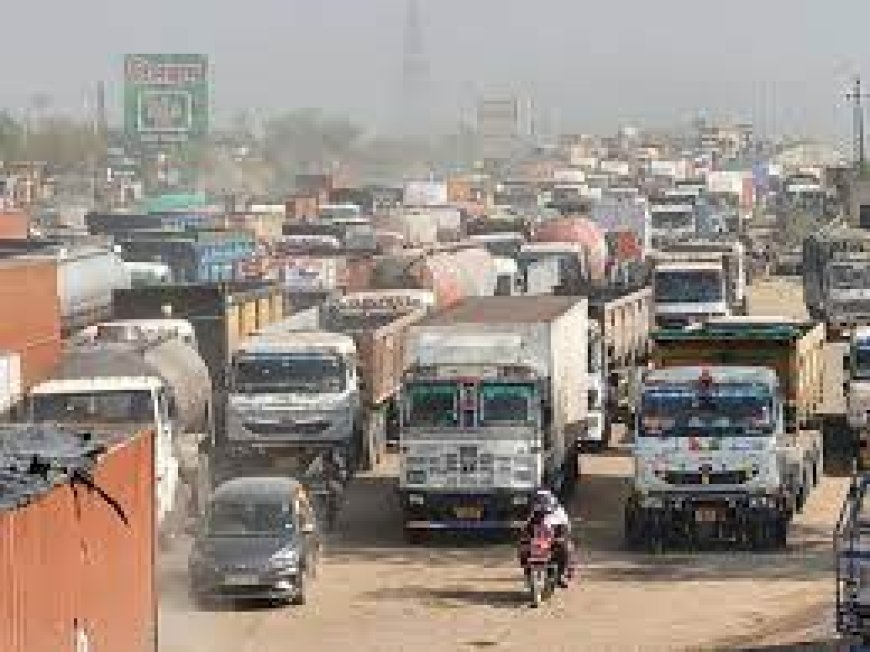 दिल्ली-जयपुर हाईवे पर ट्रक दुर्घटना के बाद लगा 4 किलोमीटर जाम, हजारों गाड़ियां फंसी