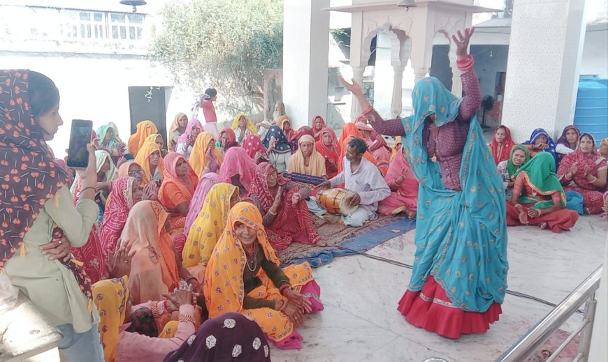 सकट के बांके बिहारी मंदिर में महिलाओं ने एकादशी व्रत के मौके पर मनाया फागोत्सव