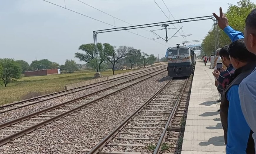 गोविन्दगढ़ स्टेशन पर श्री गंगानगर-आगरा कैंट ट्रेन का ठहराव:साफा बांधकर ड्राइवर का किया स्वागत,प्रयागराज का अभी इंतजार