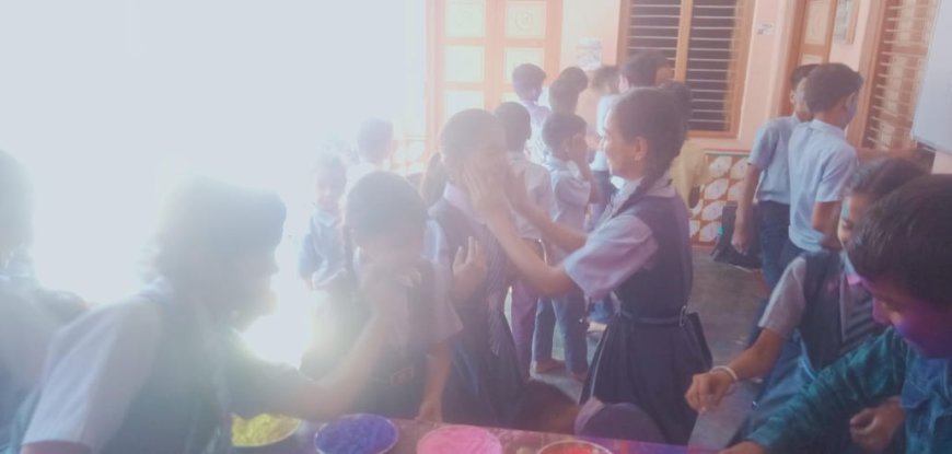 श्रीशारदा पब्लिक उच्च प्राथमिक विद्यालय में तिलक लगाकर मनाई होली 