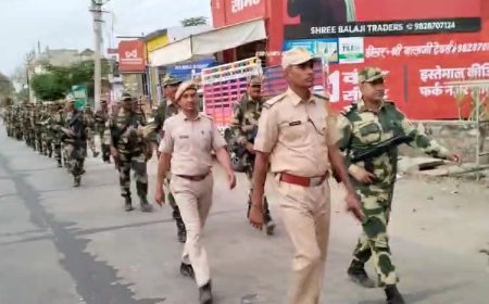 उदयपुरवाटी में बीएसएफ एवं पुलिस के जवानों ने निकाला फ्लैग मार्च